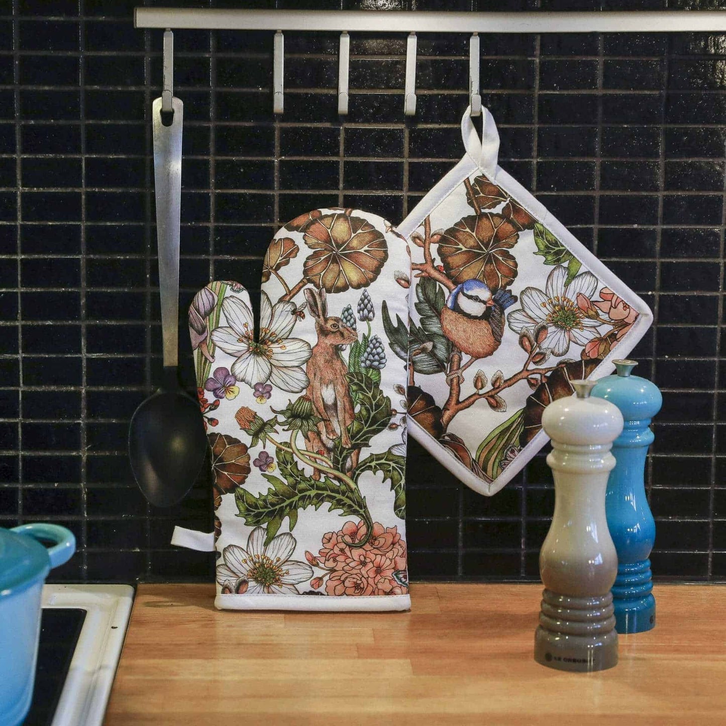 Apron, kitchen glowves and potholder - Willow